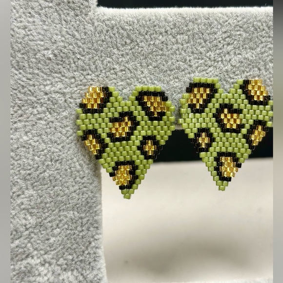 NWT Soft Green Medium Studs Beaded Heart Studs Wholesale Earrings - Picture 1 of 5